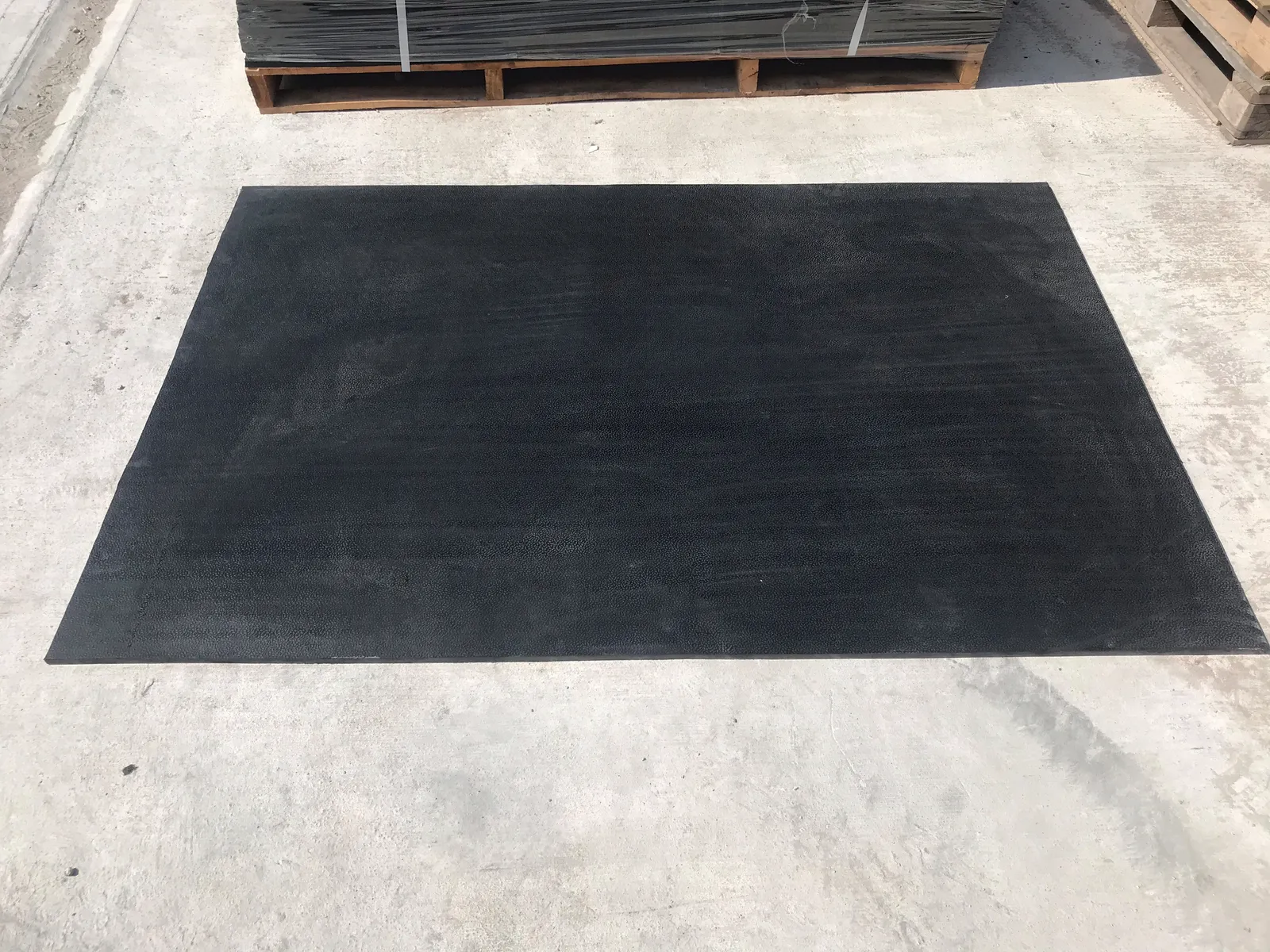 Full view of 17mm Amoebic Top Stable Mat showing textured rubber surface